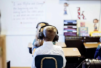 Академик Онищенко раскритиковал перенос начала школьных занятий