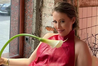 Удовлетворила себя цветком: Ксения Собчак совсем распоясалась для флористов