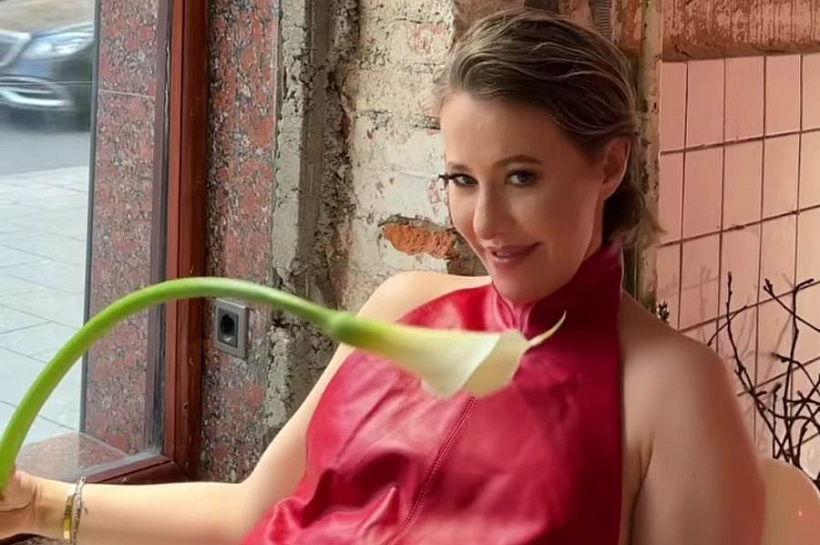 Удовлетворила себя цветком: Ксения Собчак совсем распоясалась для флористов