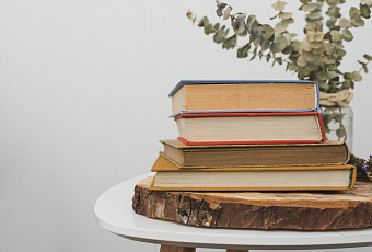 Скрытая угроза для библиотекаря: как распознать следы книжного червя