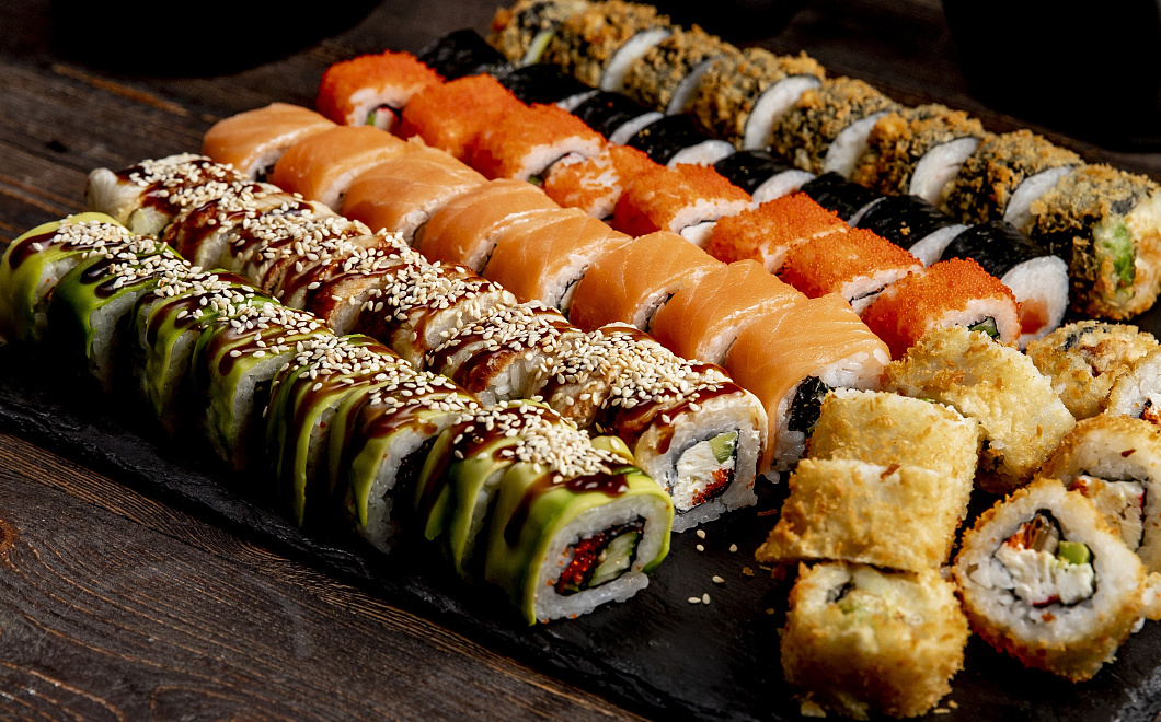 Любимое блюдо может оказаться опасным: чем вредны суши и роллы 