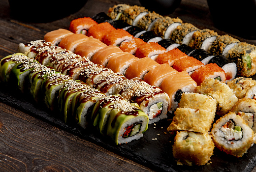 Любимое блюдо может оказаться опасным: чем вредны суши и роллы 