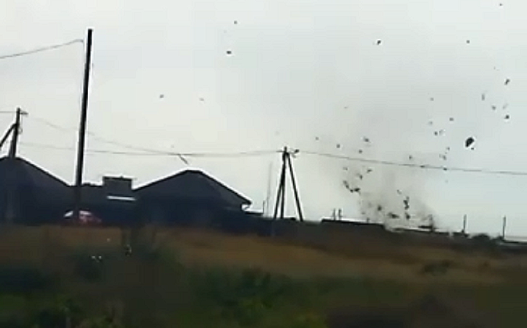 Мощный пыльный вихрь попал на видео в Темрюкском районе