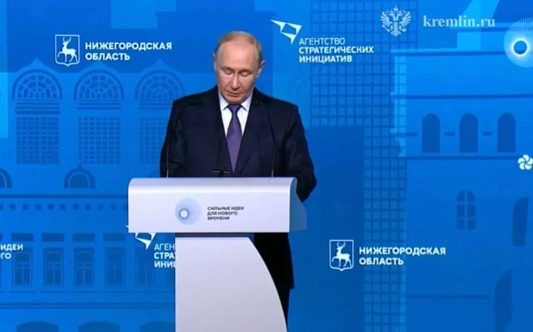 Путин назвал главными ориентирами государства человека и семью