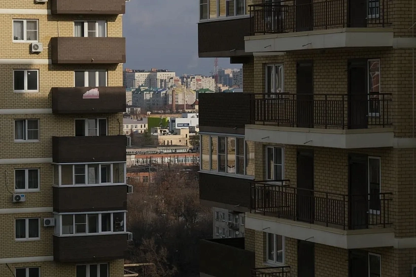 Инспектор ПДН отговорила подростка от прыжка с балкона многоэтажки в Краснодаре