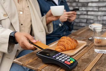 Жители Кубани оставили 130 млн рублей чаевых в ресторанах с начала 2026 года, Сочи лидирует по щедрости