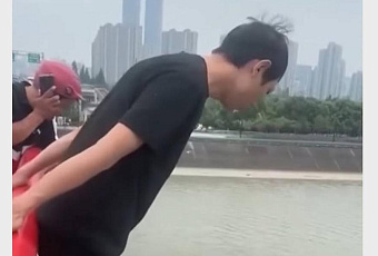 Прыгнул с 12-метрового моста: курьер спас тонущую женщину и продолжил работать