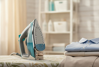 Как убрать дырку на одежде утюгом: простой способ без шитья