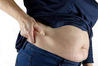 Диетологи назвали напиток, который помогает избавиться от жира на животе