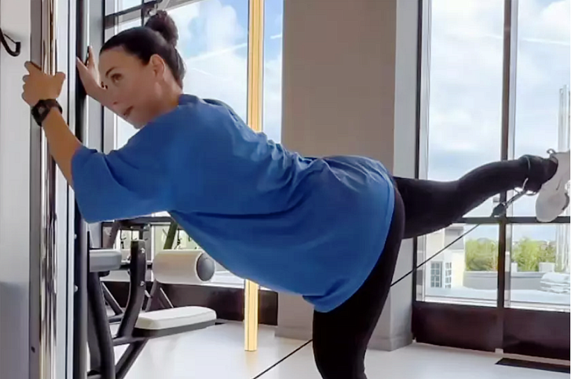 Актриса Зепюр Брутян показала, как благодаря растяжкам избавилась после родов от 14 кг лишнего веса