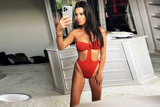 Похвасталась пирожком: экс-ведущая «Дома-2» Ксения Бородина разучилась одеваться 