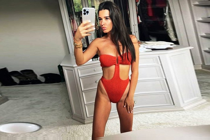 Похвасталась пирожком: экс-ведущая «Дома-2» Ксения Бородина разучилась одеваться 