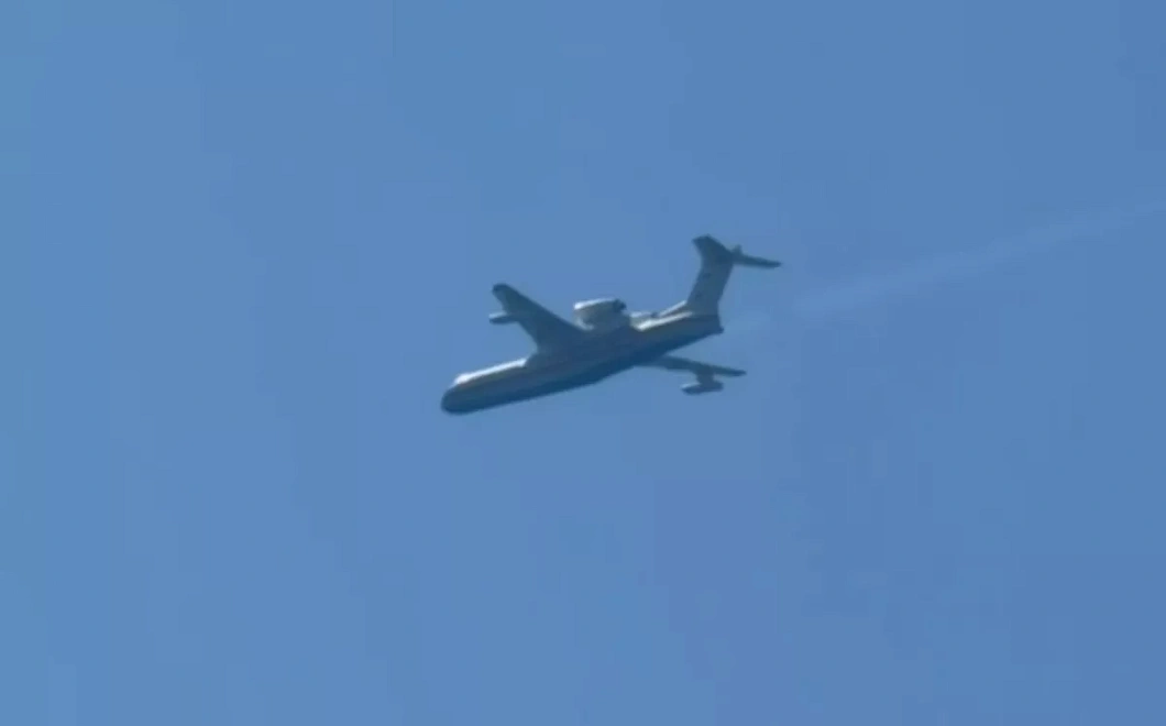 Самолет-амфибия Бе-200 приступил к тушению пожара на территории заповедника «Утриш» под Анапой