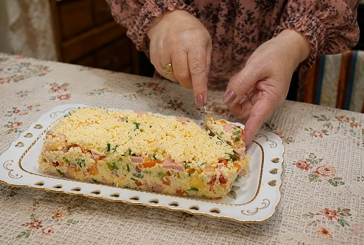 Смешиваем яйца с овощами, колбасой и сыром: омлет на пару выходит сочным и нежным
