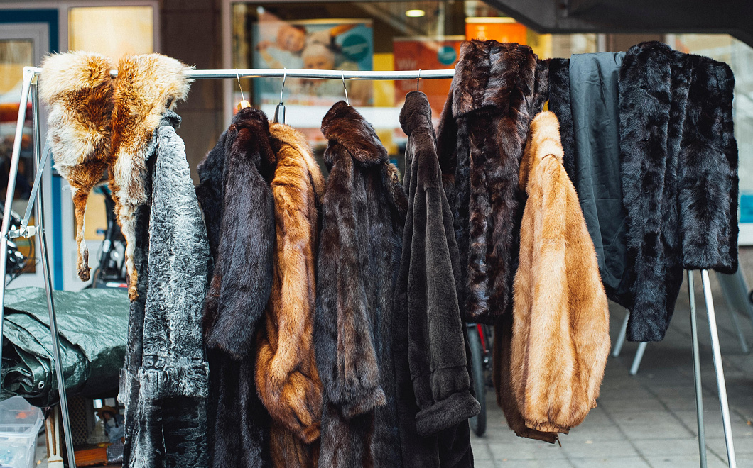 Россияне стали массово выбрасывать шубы и дубленки