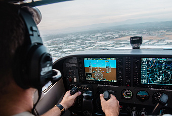 Храбрый пилот экстренно посадил самолет посреди оживленной дороги и спас пассажиров