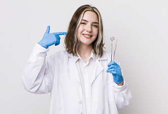 Срочно к врачу: чем может быть опасна сухая полость рта