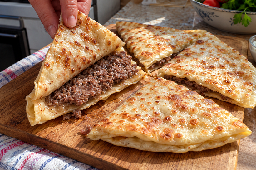 Лепёшки с мясом на сковороде: тонкое заварное тесто и много сочной начинки