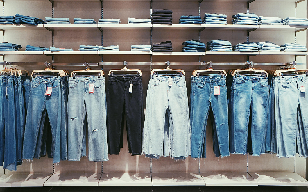 Будь в тренде: известный стилист назвал самые актуальные модели джинсов