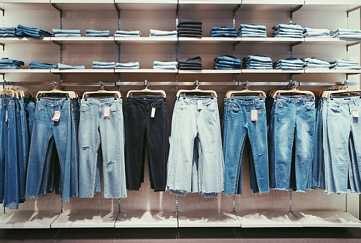 Будь в тренде: известный стилист назвал самые актуальные модели джинсов