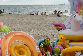 В Анапе продлили запрет на купание в море с надувными матрасами и кругами 