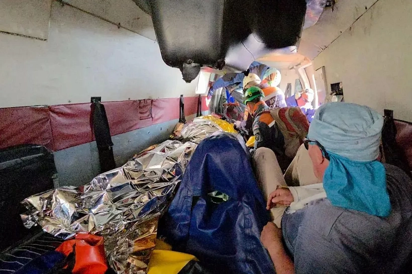 Спасатели на вертолете эвакуировали с Большого Фиштинского ледника травмированных туристов из Краснодара