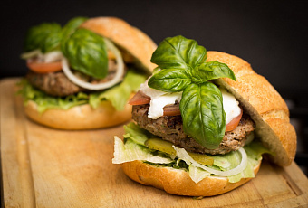 Сколько организму необходимо белка ежедневно и откуда его брать