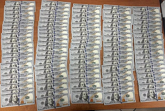 Таможенники изъяли почти 13 тысяч долларов у пассажирки в аэропорту Сочи