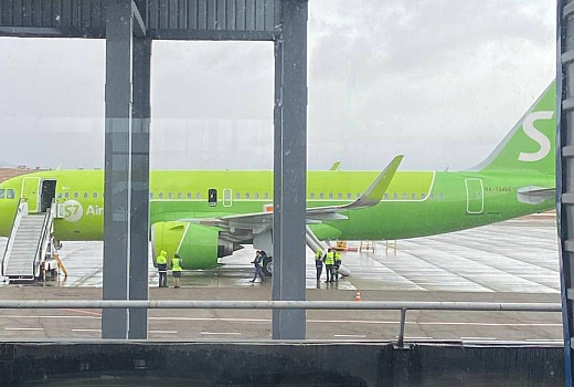 Пассажирка открыла аварийный выход в самолете и сорвала рейс