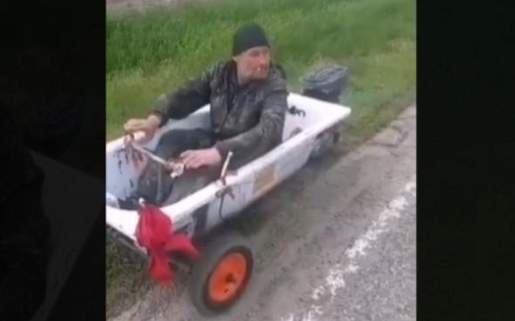 Беспечный ездок: сотрудники ДПС задержали пьяного водителя в ванне на колесах