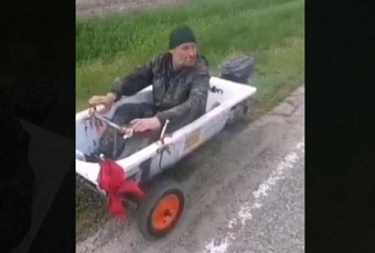 Беспечный ездок: сотрудники ДПС задержали пьяного водителя в ванне на колесах