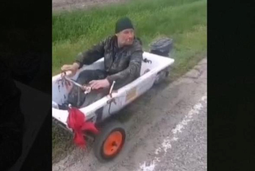 Беспечный ездок: сотрудники ДПС задержали пьяного водителя в ванне на колесах