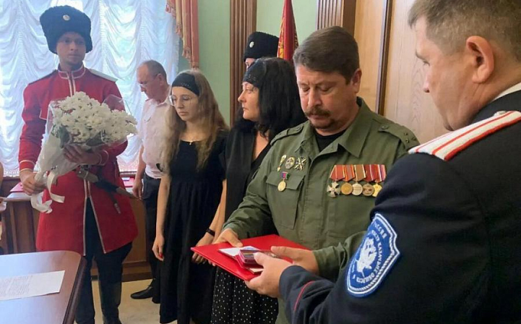 Награды родственникам погибших во время спецоперации казаков-добровольцев передали в Краснодаре  
