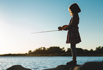 Маленькая девочка голыми руками поймала полуметрового окуня