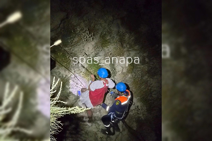 Спасатели эвакуировали туристку с «Ласточкиных гнезд» в Анапе