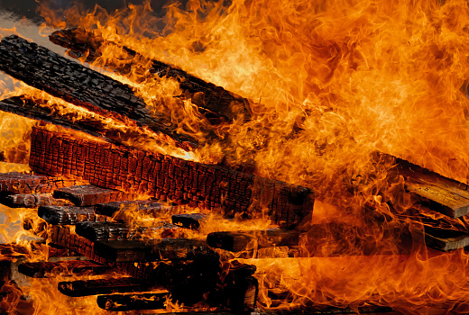 Несколько жилых домов загорелись в поселке в Брянской области после ударов ВСУ