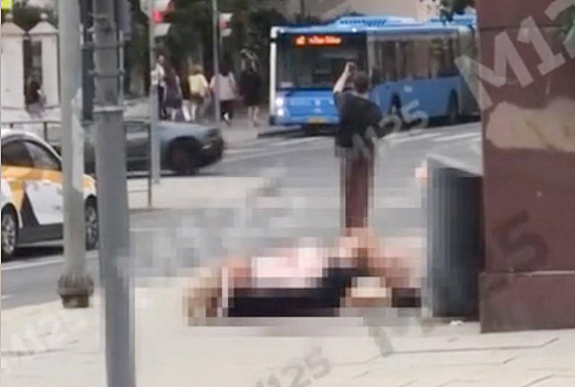 На глазах у прохожих: пара занялась сексом посреди улицы и попала на видео