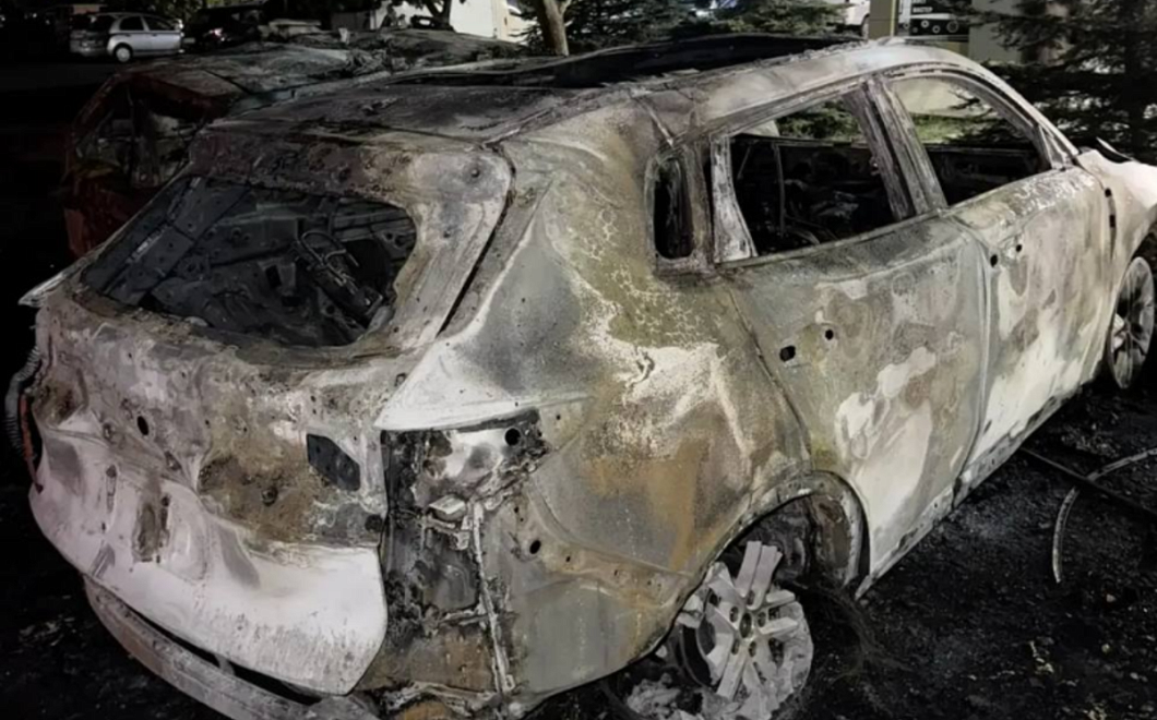 В Краснодаре ночью сгорели два автомобиля во дворе многоэтажки