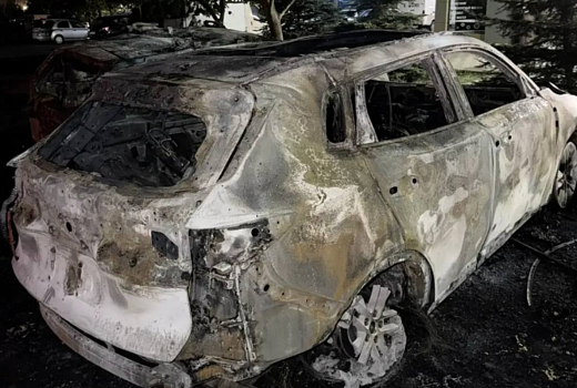 В Краснодаре ночью сгорели два автомобиля во дворе многоэтажки