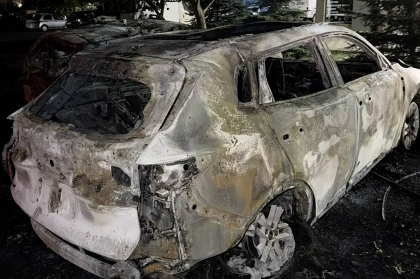 В Краснодаре ночью сгорели два автомобиля во дворе многоэтажки