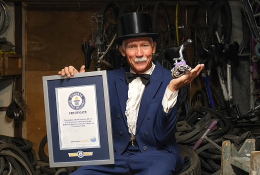 Краснодарский велодед и его байки: Сергей Дашевский сконструировал самый маленький велосипед в мире