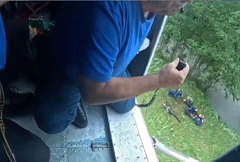 Сочинские спасатели эвакуировали травмированного туриста на вертолете со слияния рек Белой и Бирюзовой
