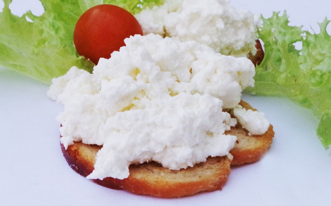 Обезжиренный, но не диетический: какой творог помогает похудеть