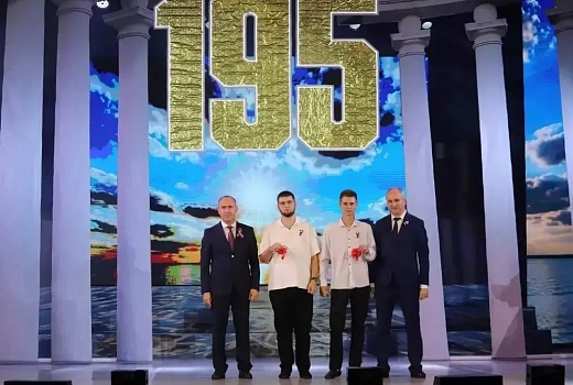Ключи от новой жизни: в Геленджике поздравили молодых новоселов