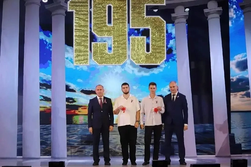 Ключи от новой жизни: в Геленджике поздравили молодых новоселов