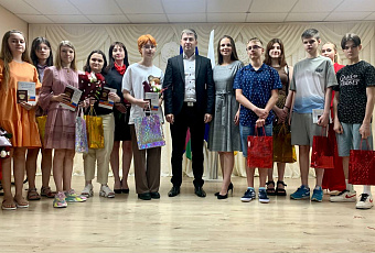 Полицейские торжественно вручили первые паспорта юным краснодарцам в преддверии Дня России 