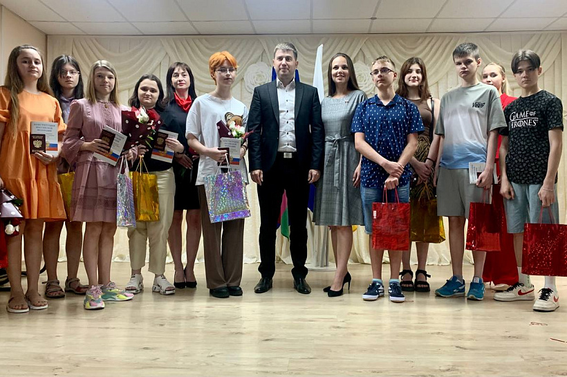 Полицейские торжественно вручили первые паспорта юным краснодарцам в преддверии Дня России 
