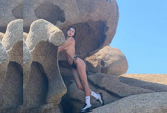 Актриса Ирина Шейк сняла лифчик на фоне каменных фаллосов 