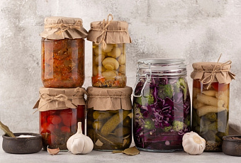 Почему ученые считают, что варить варенье и солить овощи очень опасно