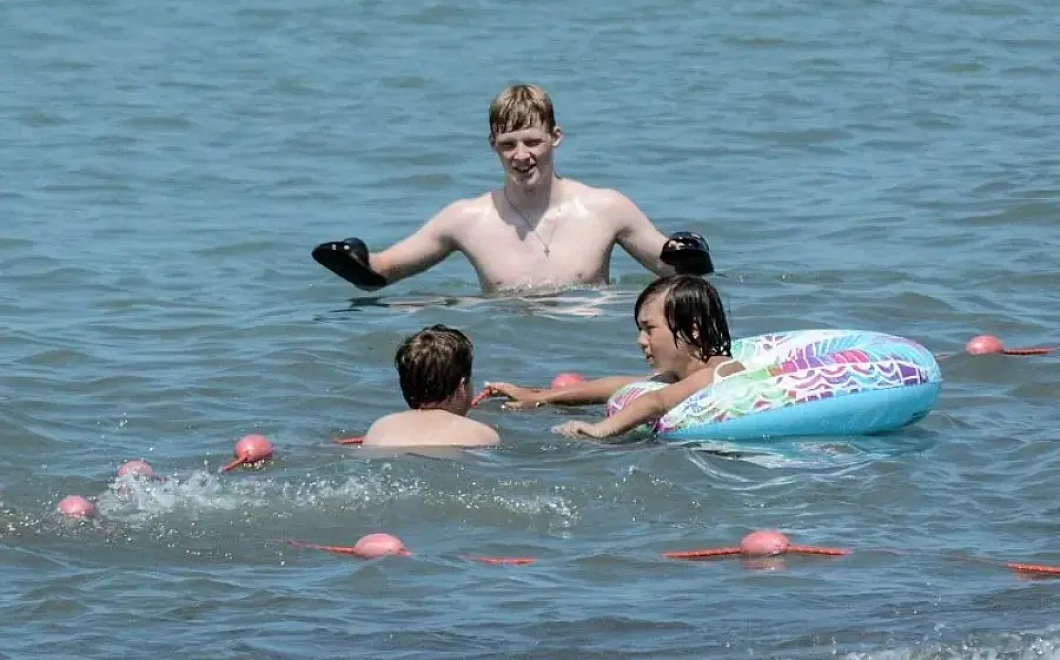 Купаться в Черном море запретили